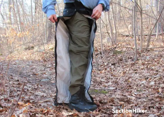 Certains pantalons de pluie ont des fermetures éclair pleine grandeur et peuvent être retirés ou enfilés sans retirer vos chaussures.