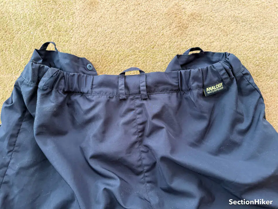 Le pantalon a des passants de ceinture ou peut être utilisé avec des bretelles
