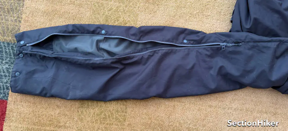 Le pantalon est doté de fermetures éclair latérales sur toute la longueur et de boutons-pression pour l'aération.