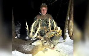 Pennsylvania Hunter étiquette un mâle géant avec son silex. Cela devrait devenir un nouveau record d'État
