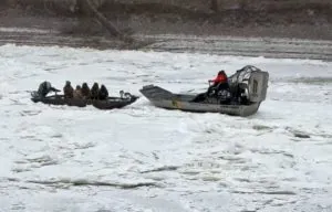 «Les jeunes se croient invincibles.» Des chasseurs de canards secourus par un hydroglisseur après avoir été piégés dans une rivière gelée