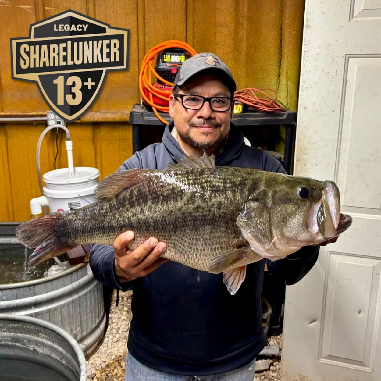 Un pêcheur du Texas avec un énorme bar.