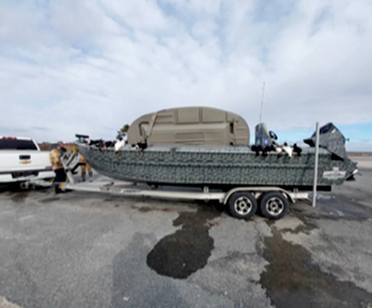 Un grand bateau utilisé pour chasser les canards de mer.