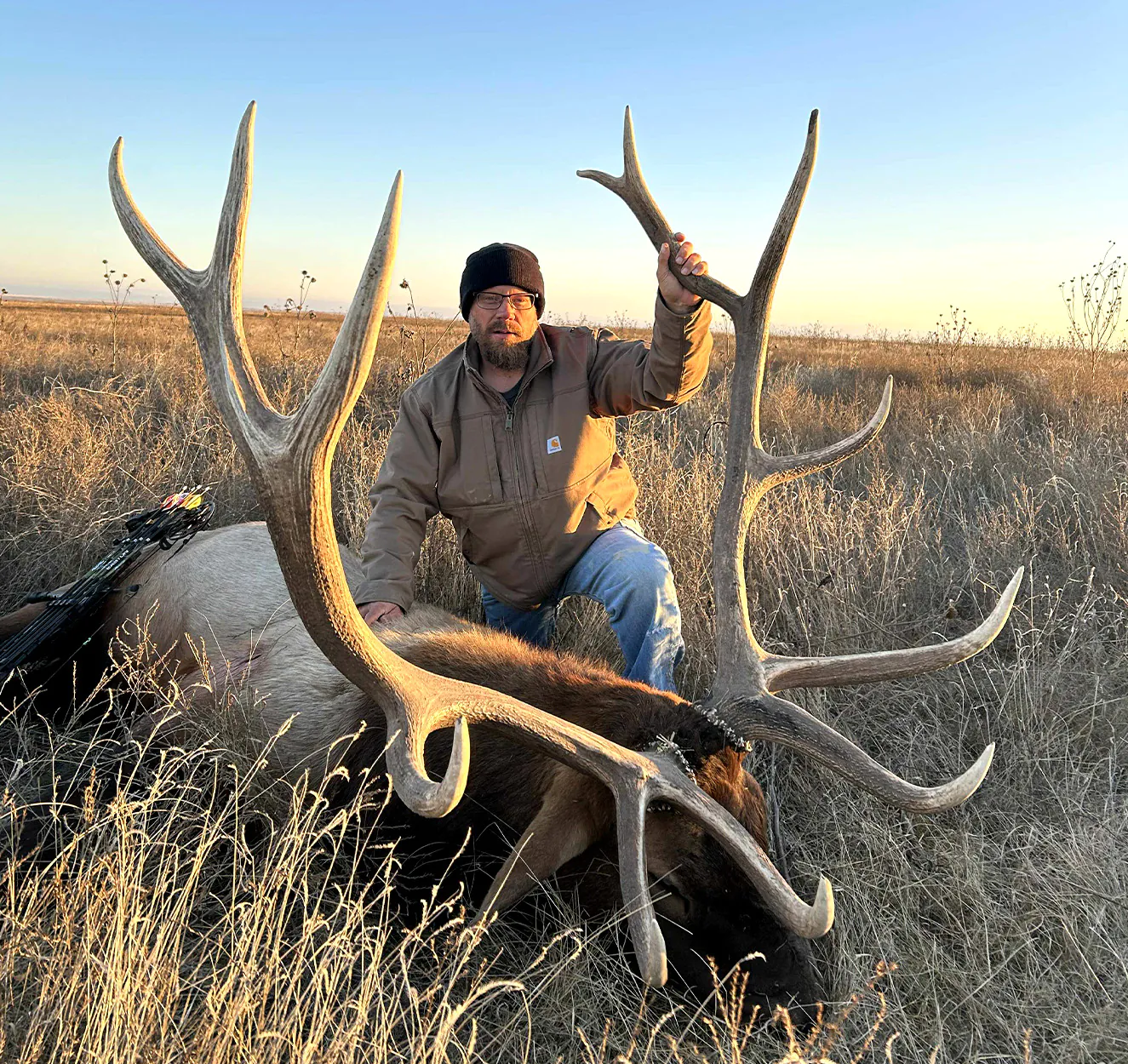 Un chasseur à l'arc avec un gros wapiti mâle d'Oklahoma.