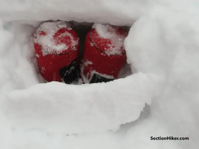 La neige est un excellent isolant. Enterrez vos bouillottes dans la neige pour les empêcher de geler la nuit.
