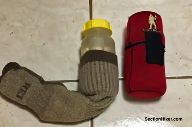 Vous pouvez économiser de l'argent en achetant des bouteilles d'eau isolantes avec une chaussette en laine au lieu d'une parka en néoprène coûteuse.