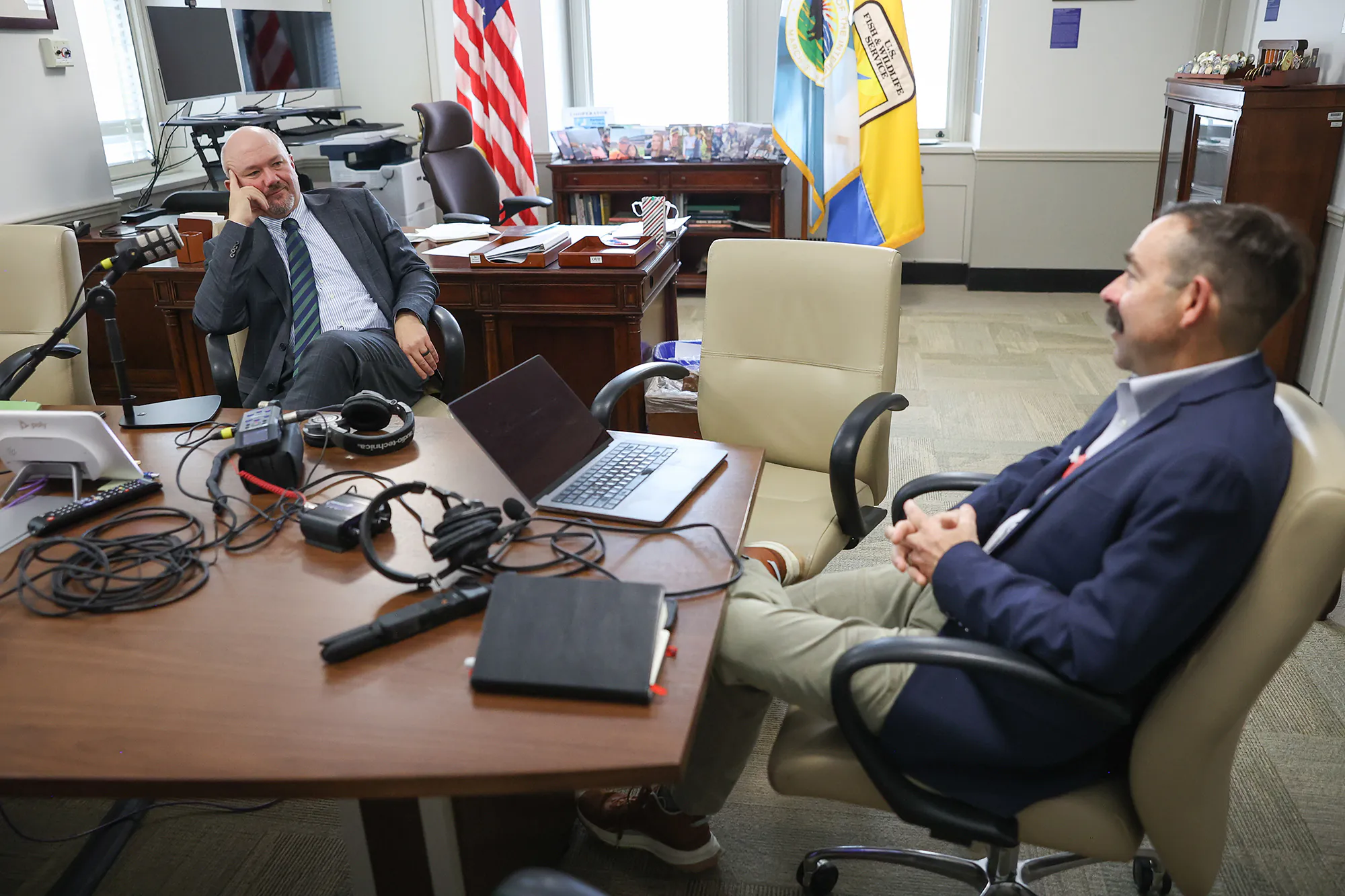 Une photo du directeur de l'USFWS, Brian Nesvik, et du rédacteur en chef de la conservation de Outdoor Life, Andrew McKean.