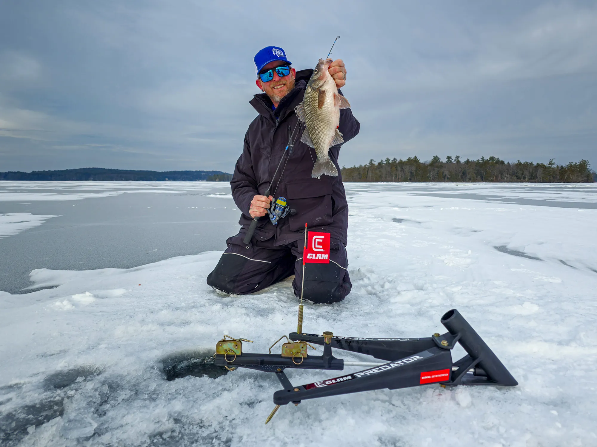 Une image d’un pêcheur sur glace avec une perche blanche.