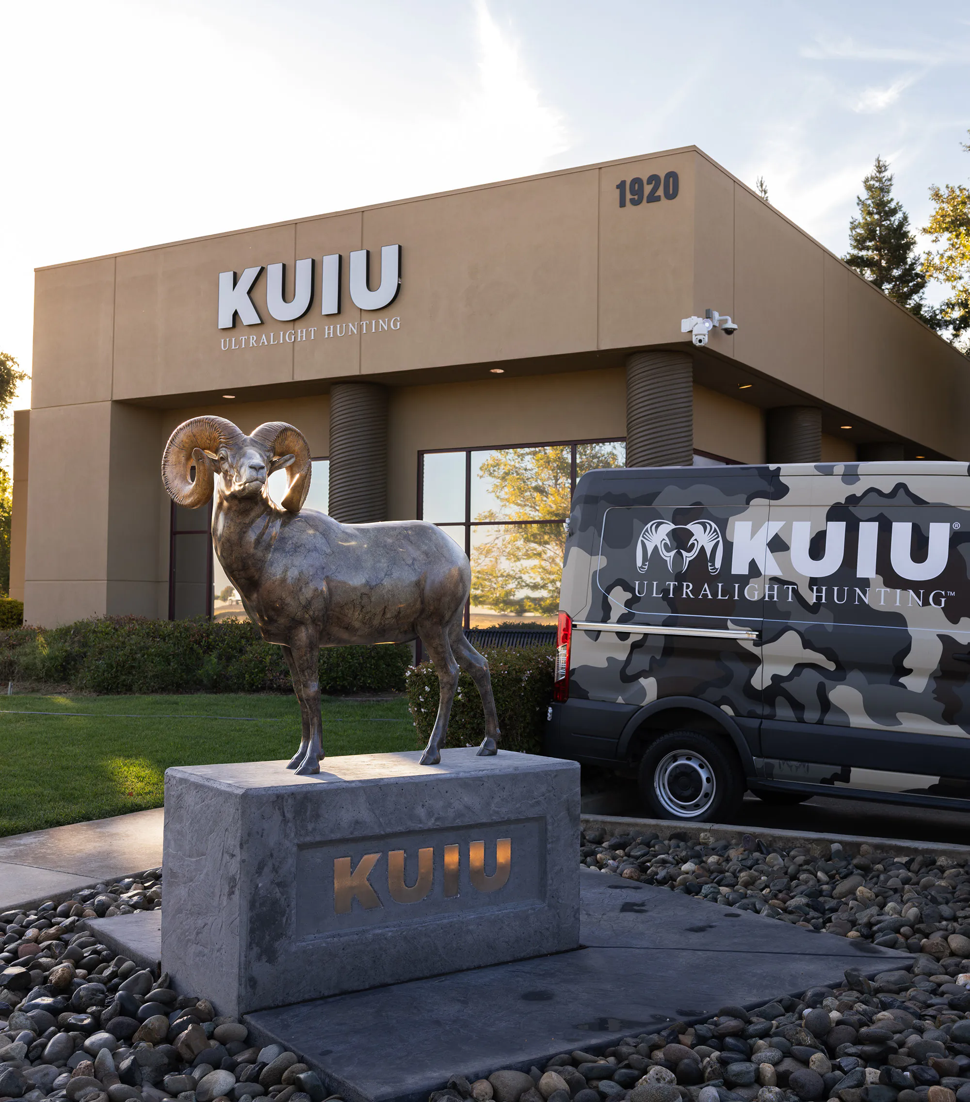 Une statue sur un socle en béton devant le siège de Kuiu qui a été volée.
