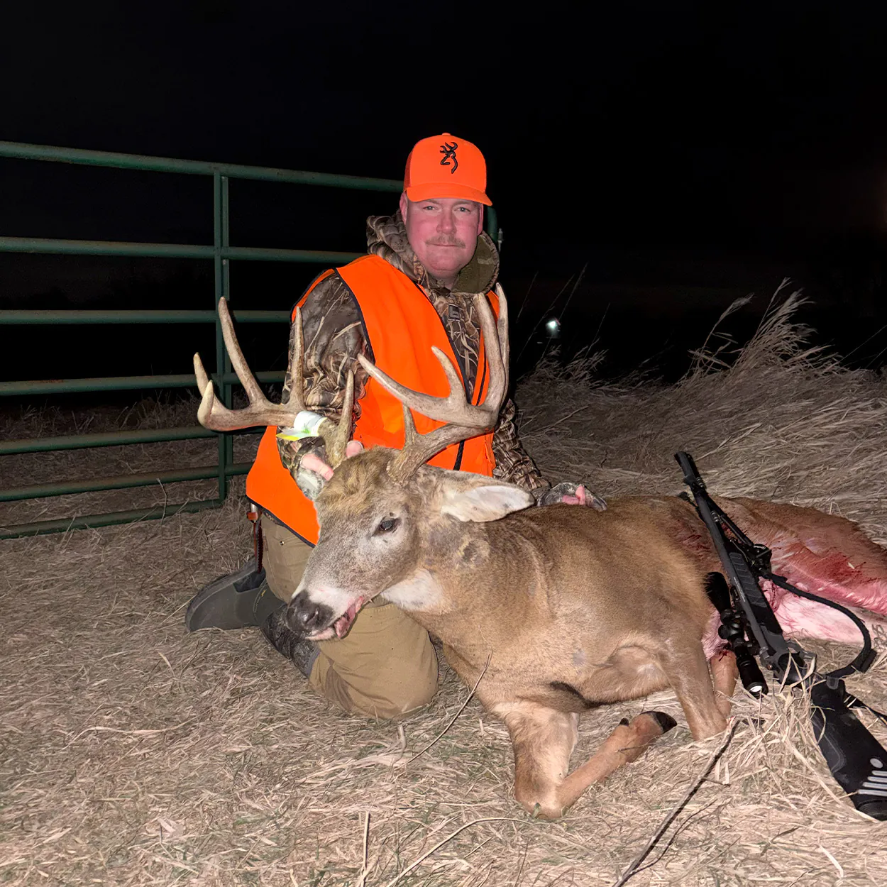 Un chasseur de l'Iowa avec un mâle capturé avec une arme à chargement par la bouche.