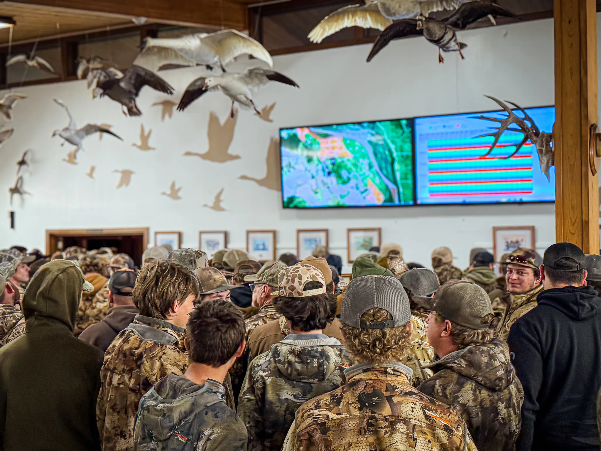 Chasseurs de canards dans une file pauvre dans le Missouri.