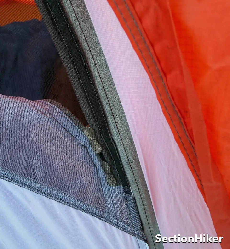 SlingFin met régulièrement une paire de curseurs de fermeture éclair etxra sur ses tentes afin que vous puissiez les remplacer instantanément en cas de défaillance de la fermeture éclair principale.