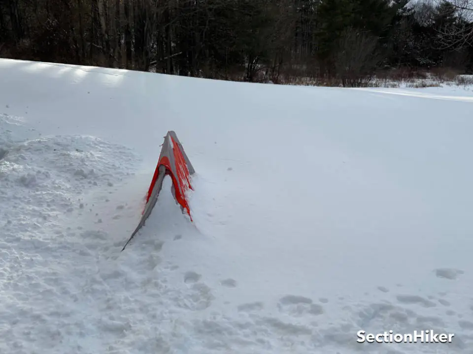 La tente s'est effondrée sous la charge de neige lorsque les côtés n'étaient pas correctement jalonnés.