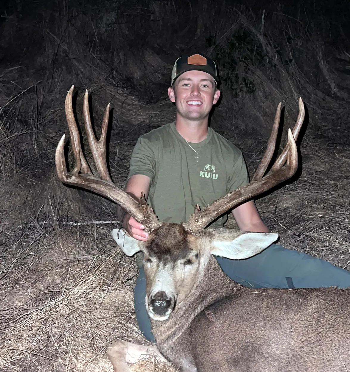 Un chasseur californien avec un joli cerf mulet.