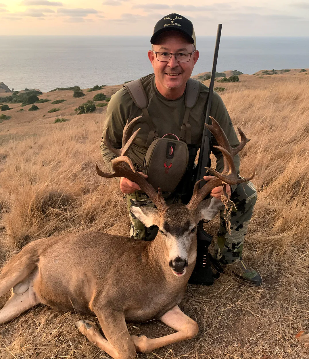 Un chasseur avec un chevreuil marqué sur l'île Catalina.