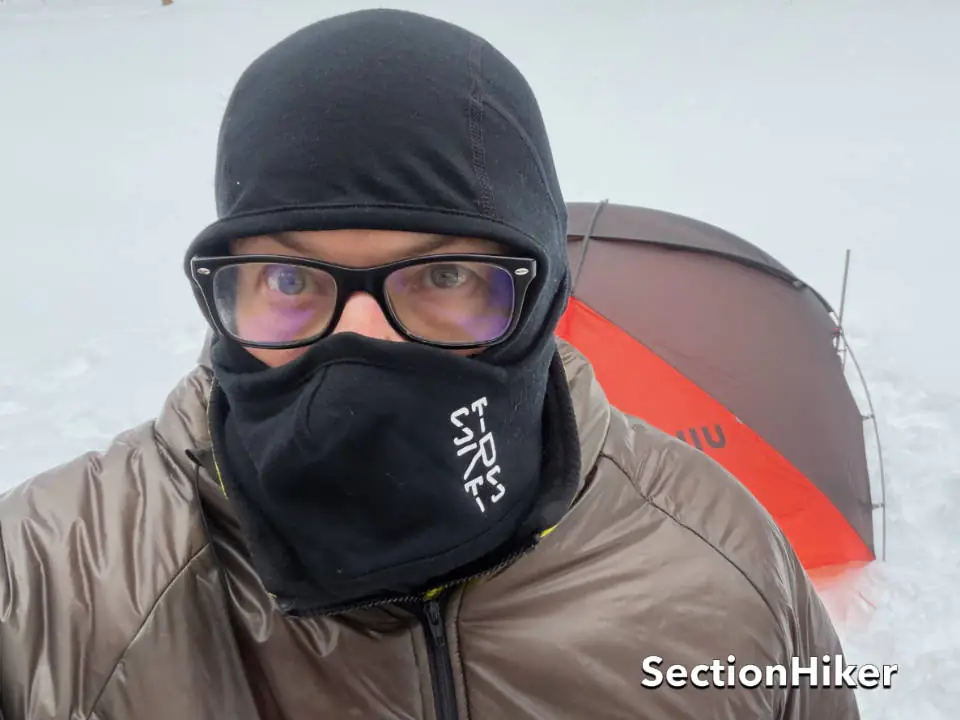 L'anneau extérieur en tissu recouvre le nez et éloigne les expirations de vos lunettes ou lunettes.