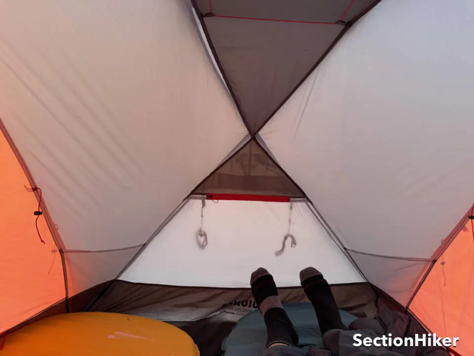 De grandes poches de coin et un espace abondant au-dessus des pieds et de la tête de la tente offrent une habitabilité améliorée.