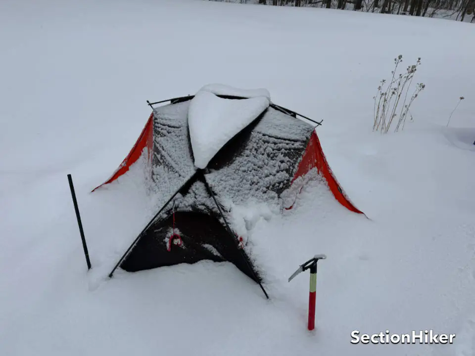 La tente supporte facilement des charges de neige modérées (c'était un 8" tempête). 