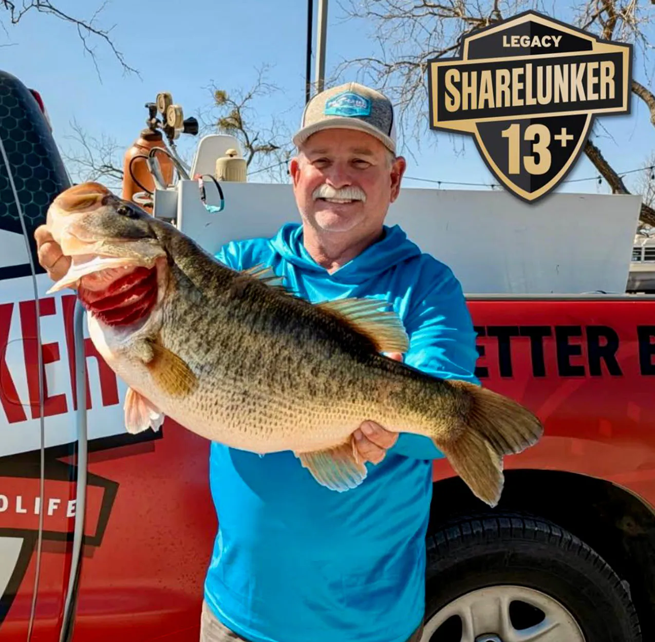 Un pêcheur du Texas avec un gros bar qu'il a fait don à TPWD.