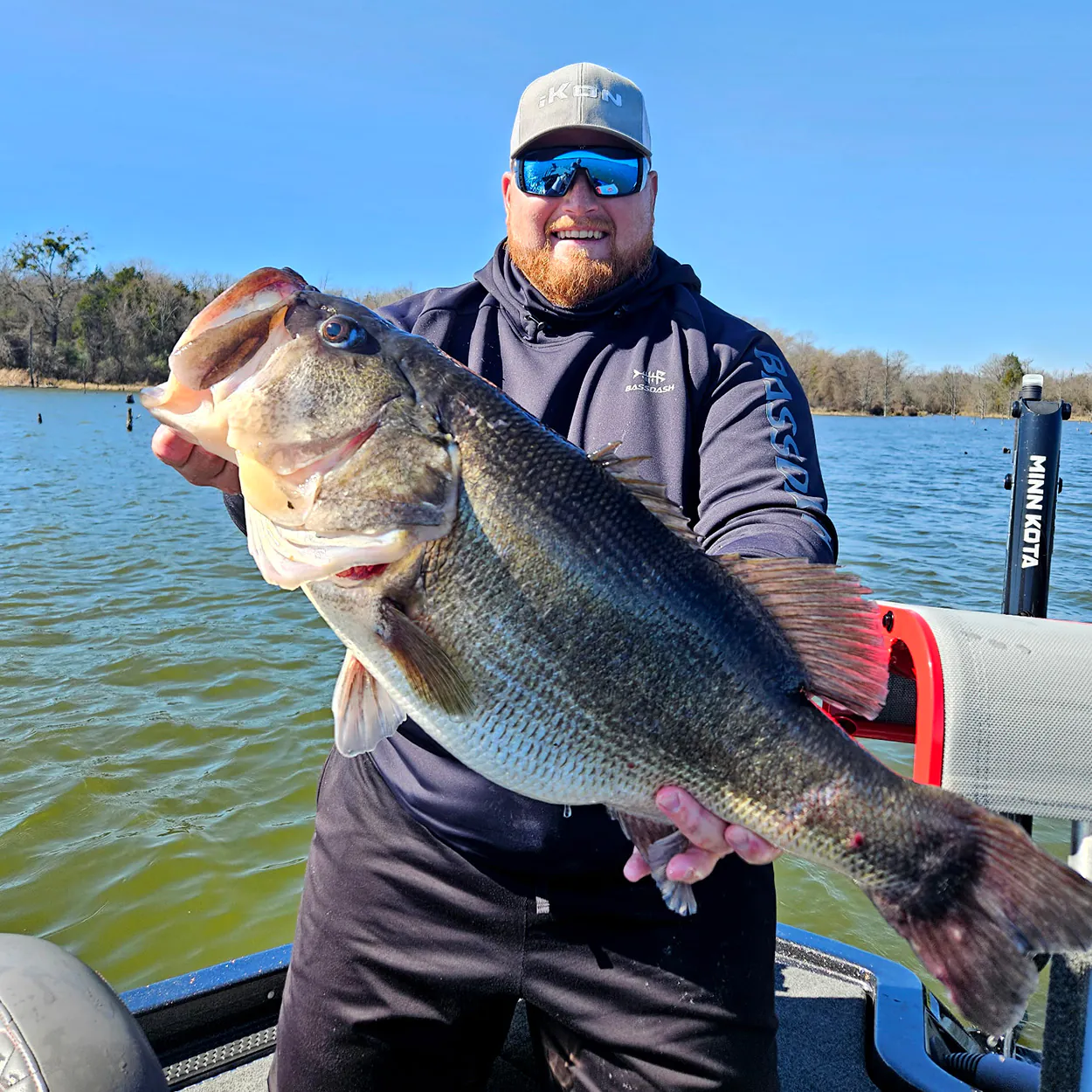 Un guide de pêche du Texas brandit une grande bouche.