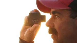 Une lunette d'observation stabilisée de poche