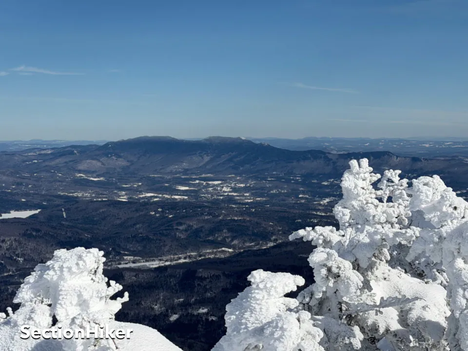 La chaîne Worcester se trouve au nord-est.