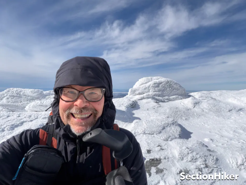 Mon endroit heureux, sur une montagne, par une journée ensoleillée, en hiver.
