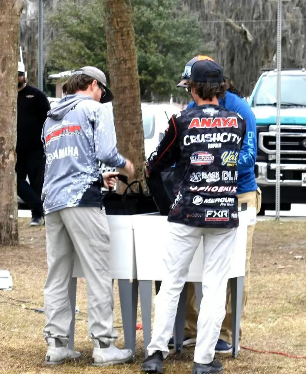 Pêcheurs à la pesée lors d'un tournoi de basse.