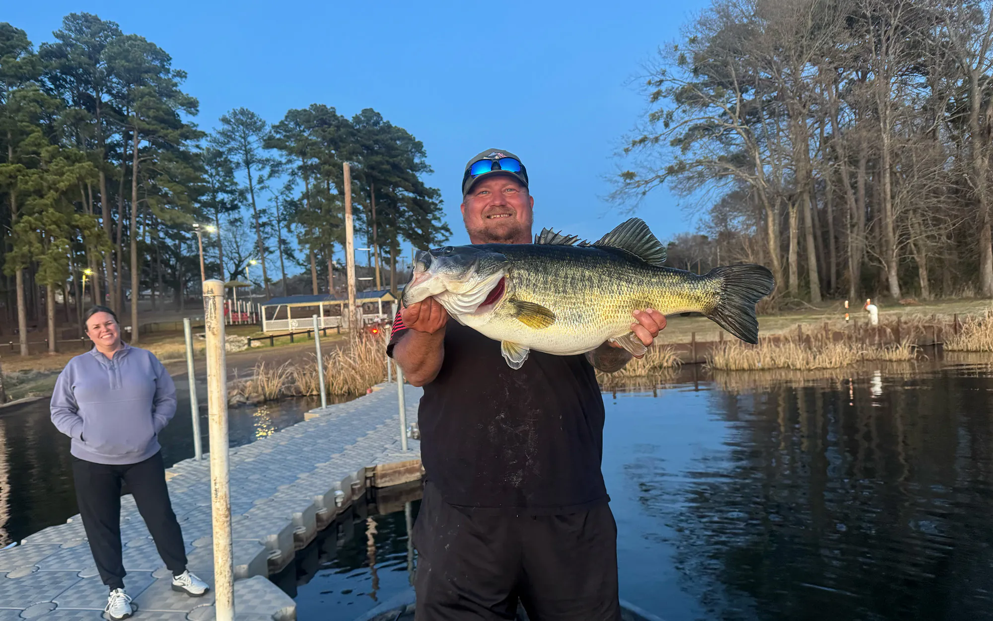 Un pêcheur du Texas brandit un énorme bar.