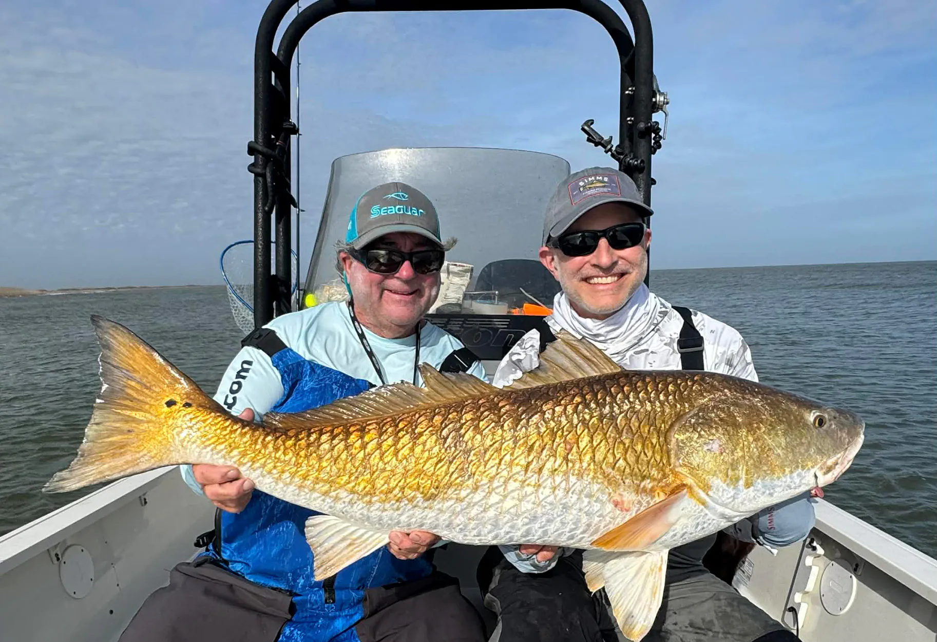 Un guide de Louisiane et un pêcheur brandissent un énorme sébaste de Louisiane.