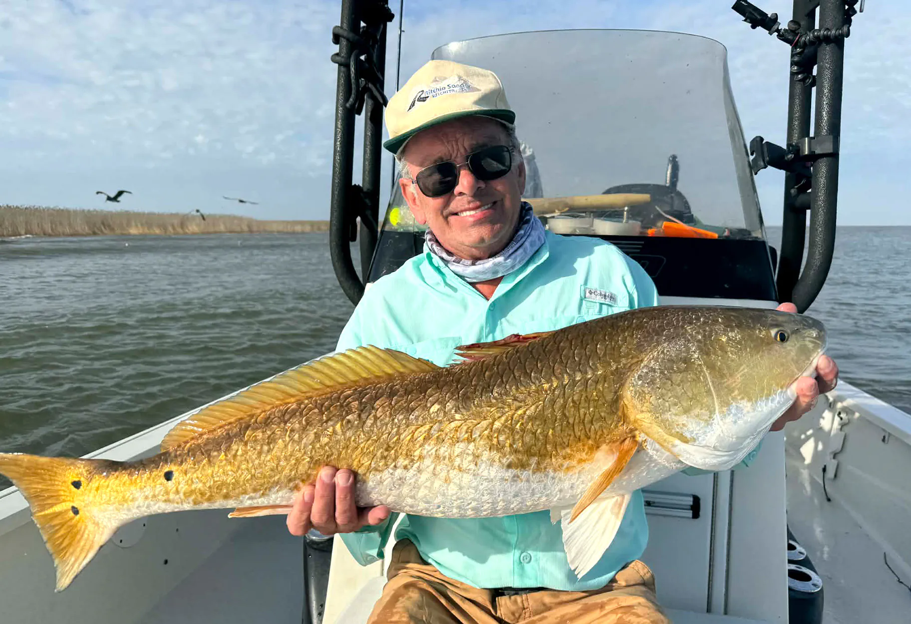 Un pêcheur avec un gros sébaste de Louisiane.