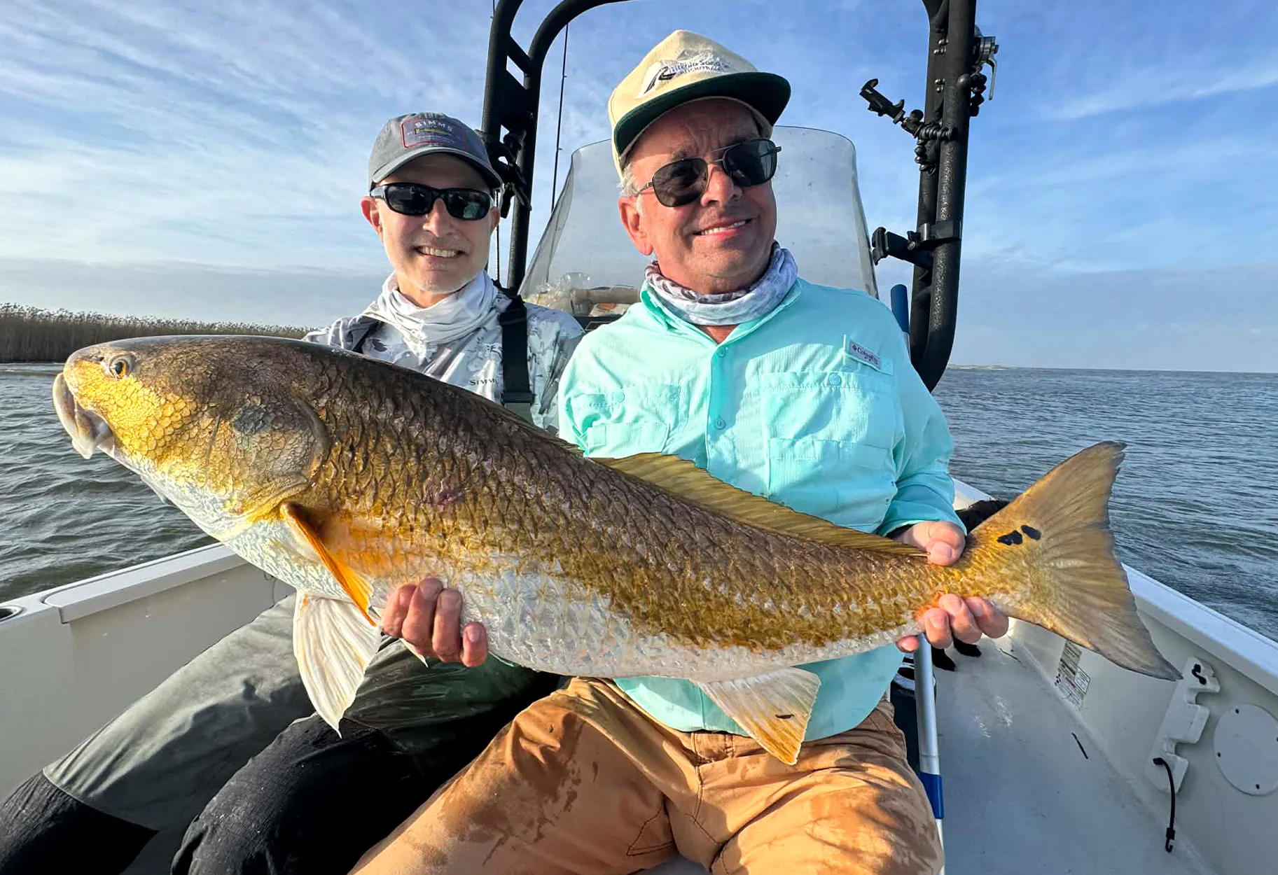 Deux pêcheurs en visite avec un gros sébaste de Louisiane.