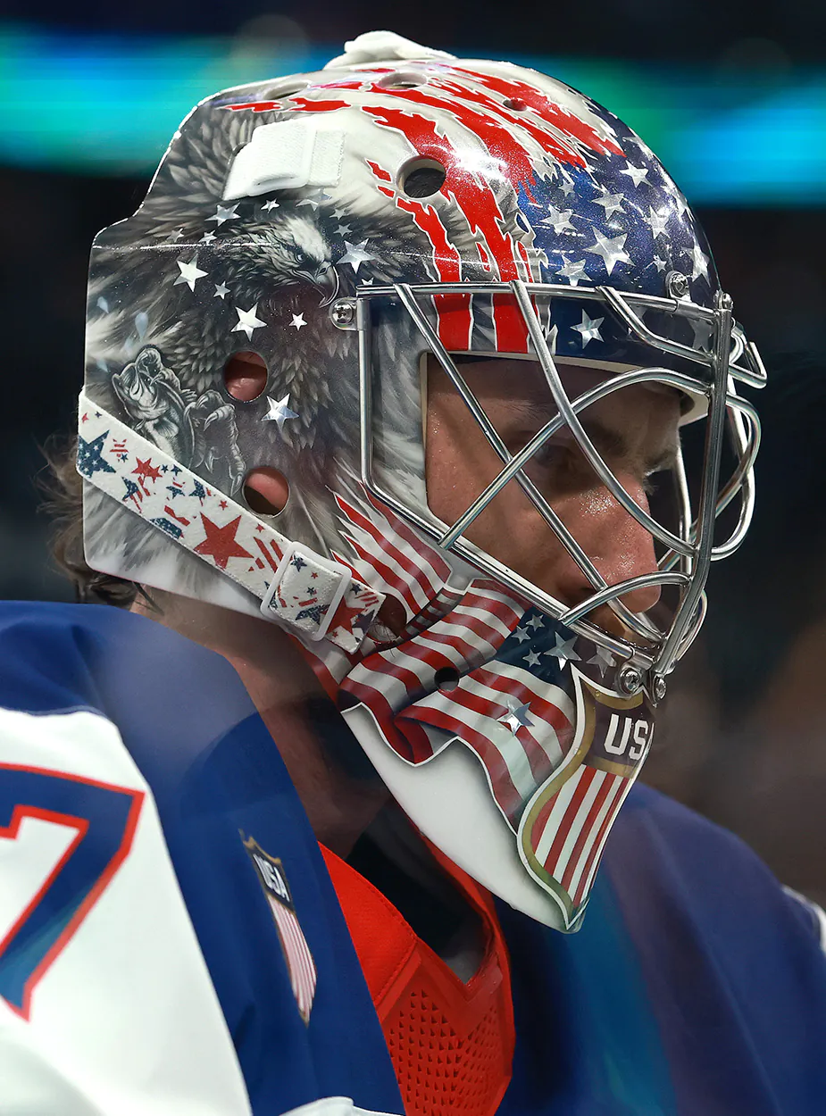 Connor Hellebuyck de l'équipe américaine et son casque de gardien de but.