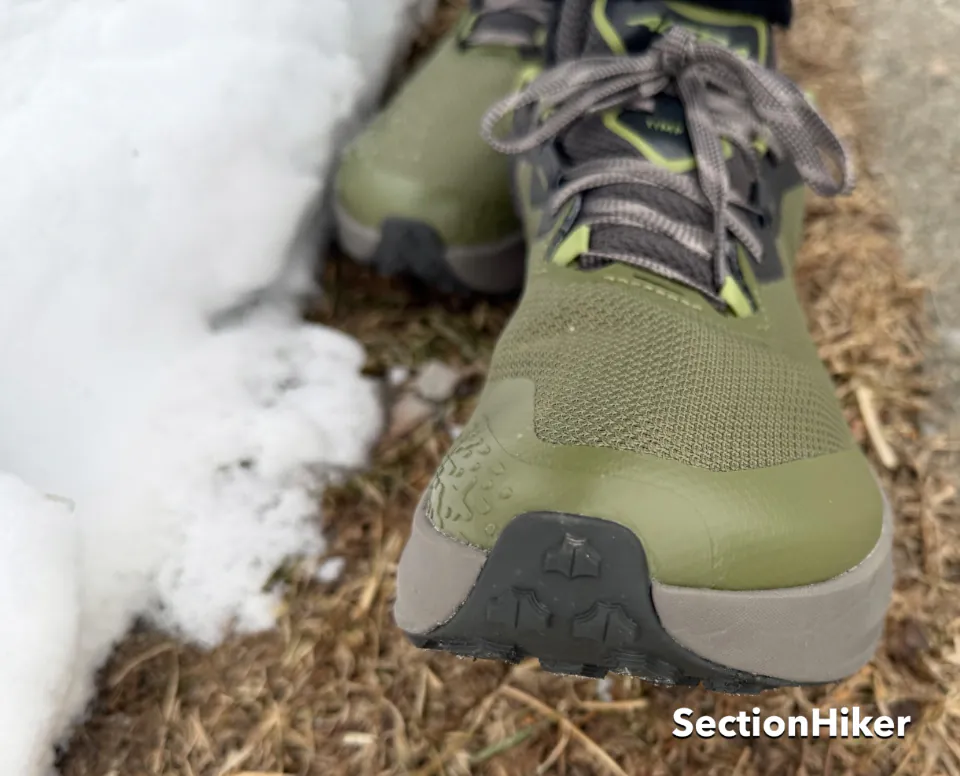 Le coup de pied avant et les renforts offrent une protection et une durabilité accrue