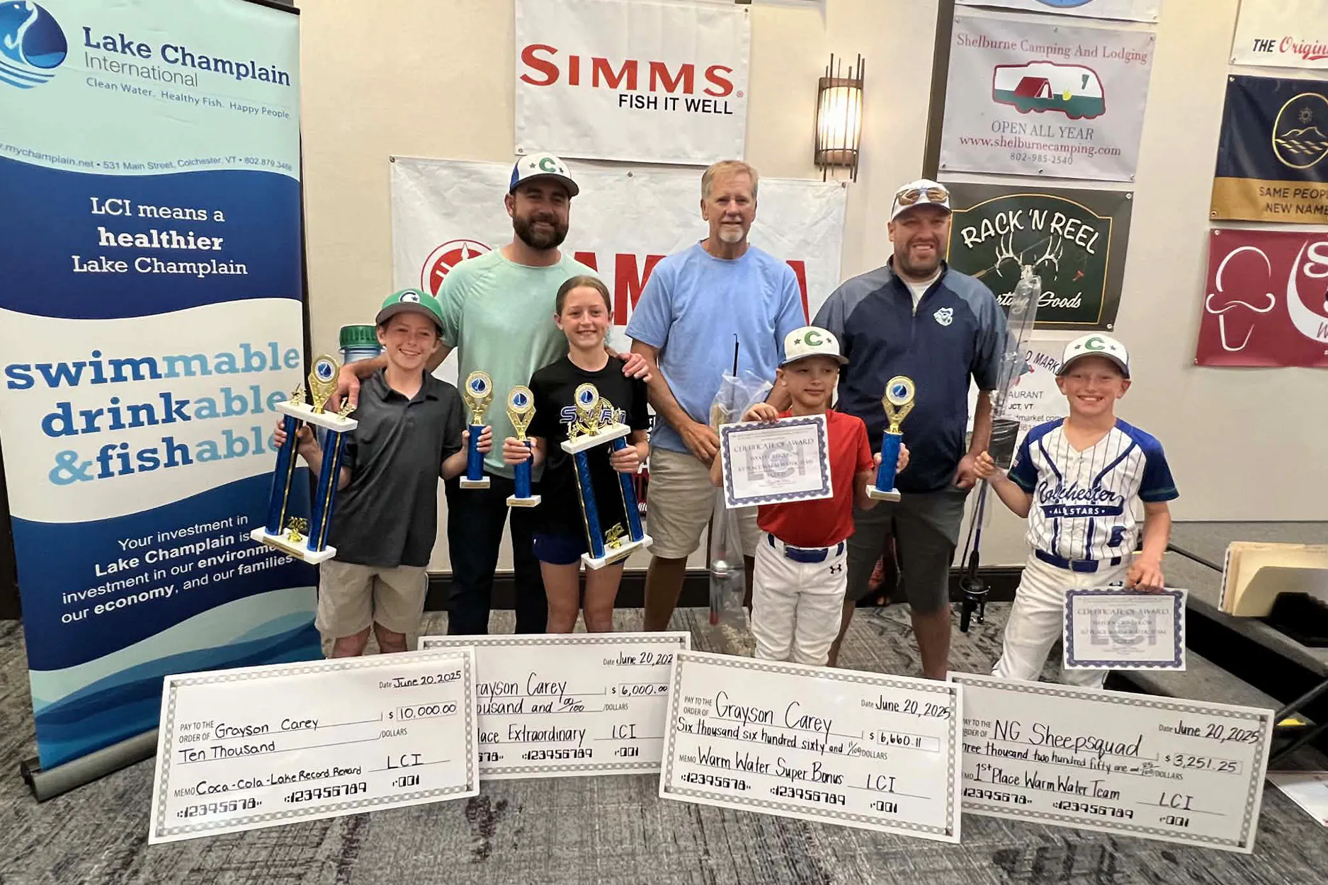Une famille avec ses chèques lors d'un tournoi de pêche au Vermont.