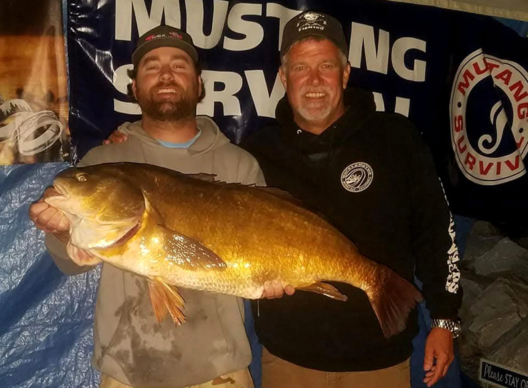 Un pêcheur du Vermont brandit un tambour record d'État
