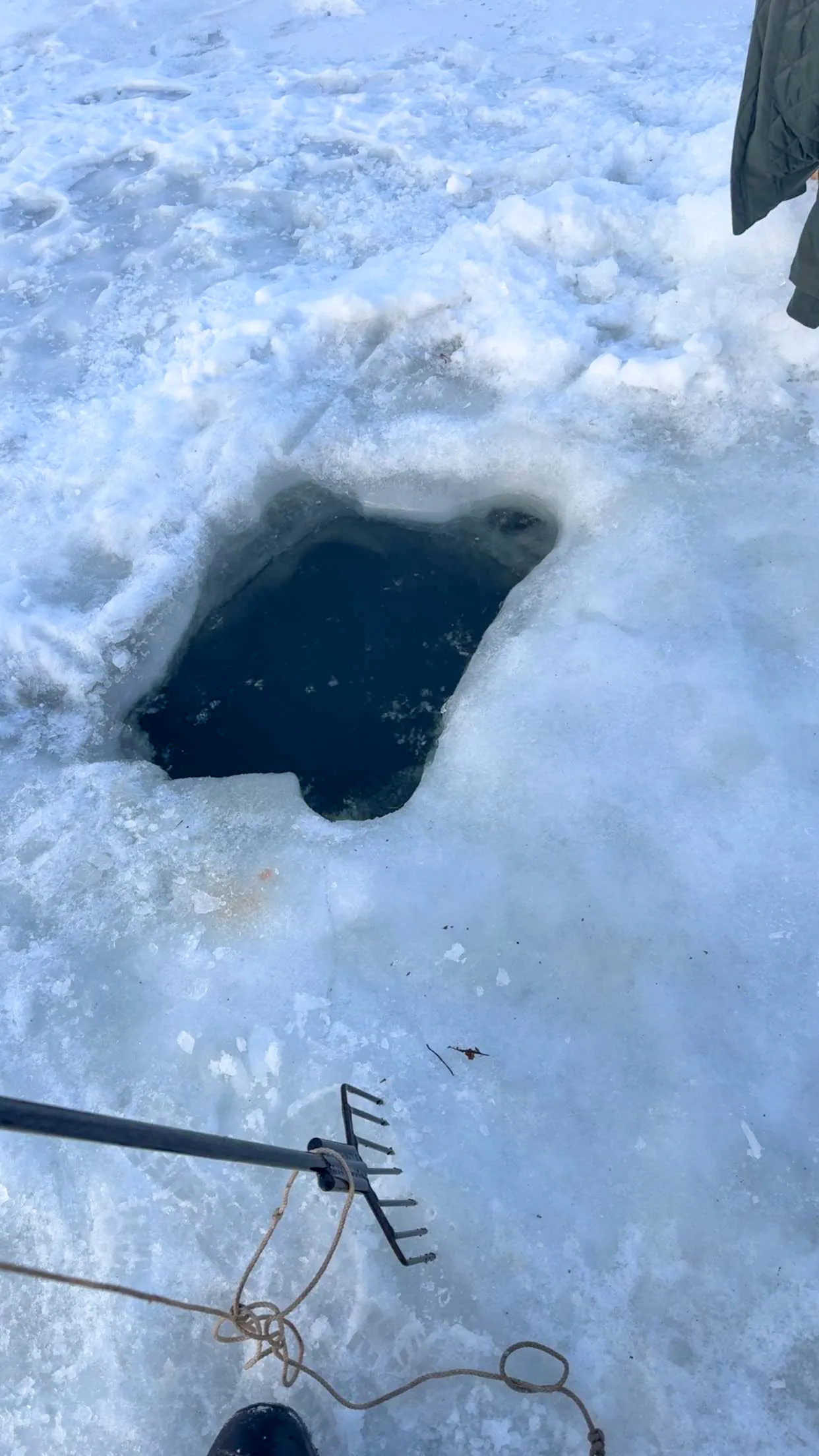 Le trou de lance sur la glace où un pêcheur est tombé.