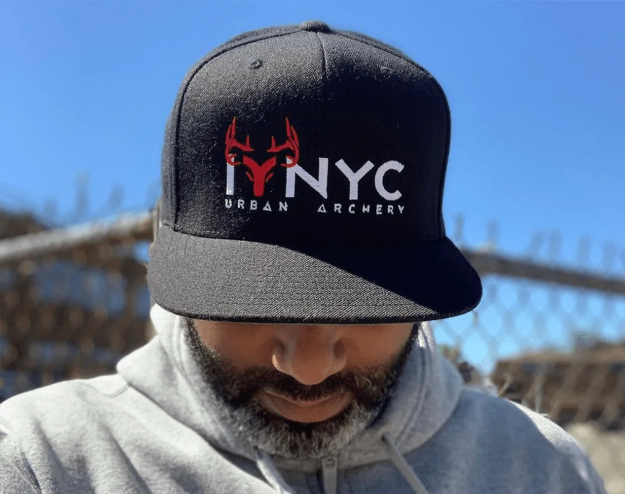 Un homme avec un chapeau noir qui est un riff sur la chasse à New York