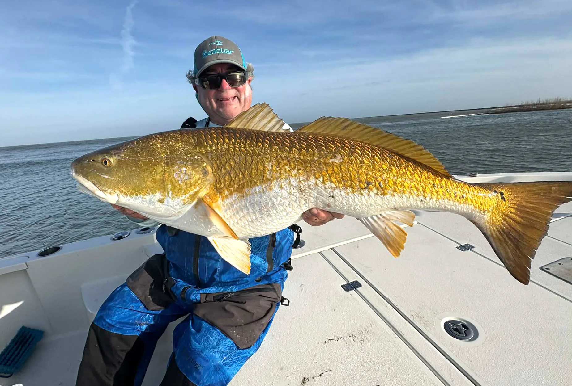 Un guide de Louisiane avec un gros sébaste taureau.