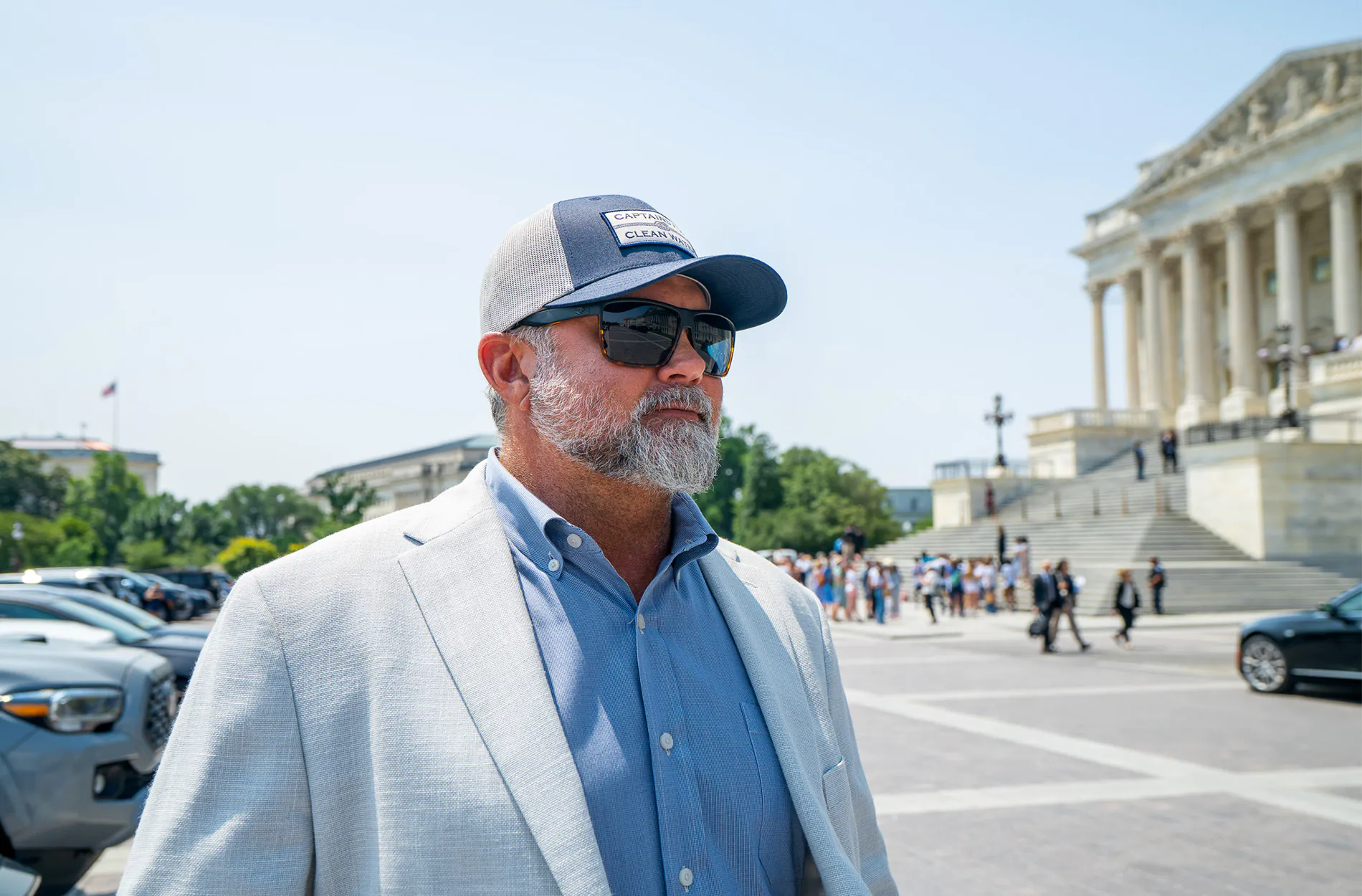 Le capitaine Chris Wittman devant un bâtiment gouvernemental.