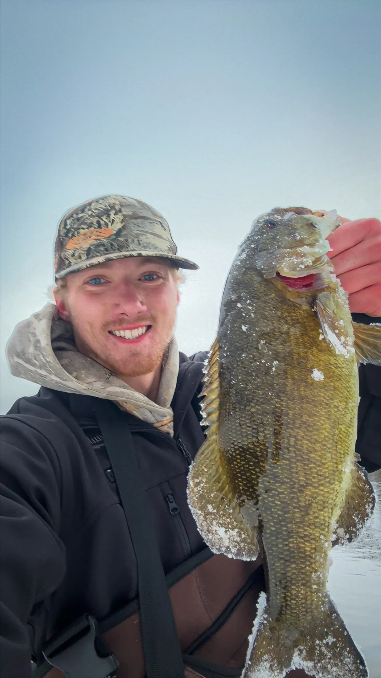 Jake Drahota avec une jolie petite bouche prise dans la glace.