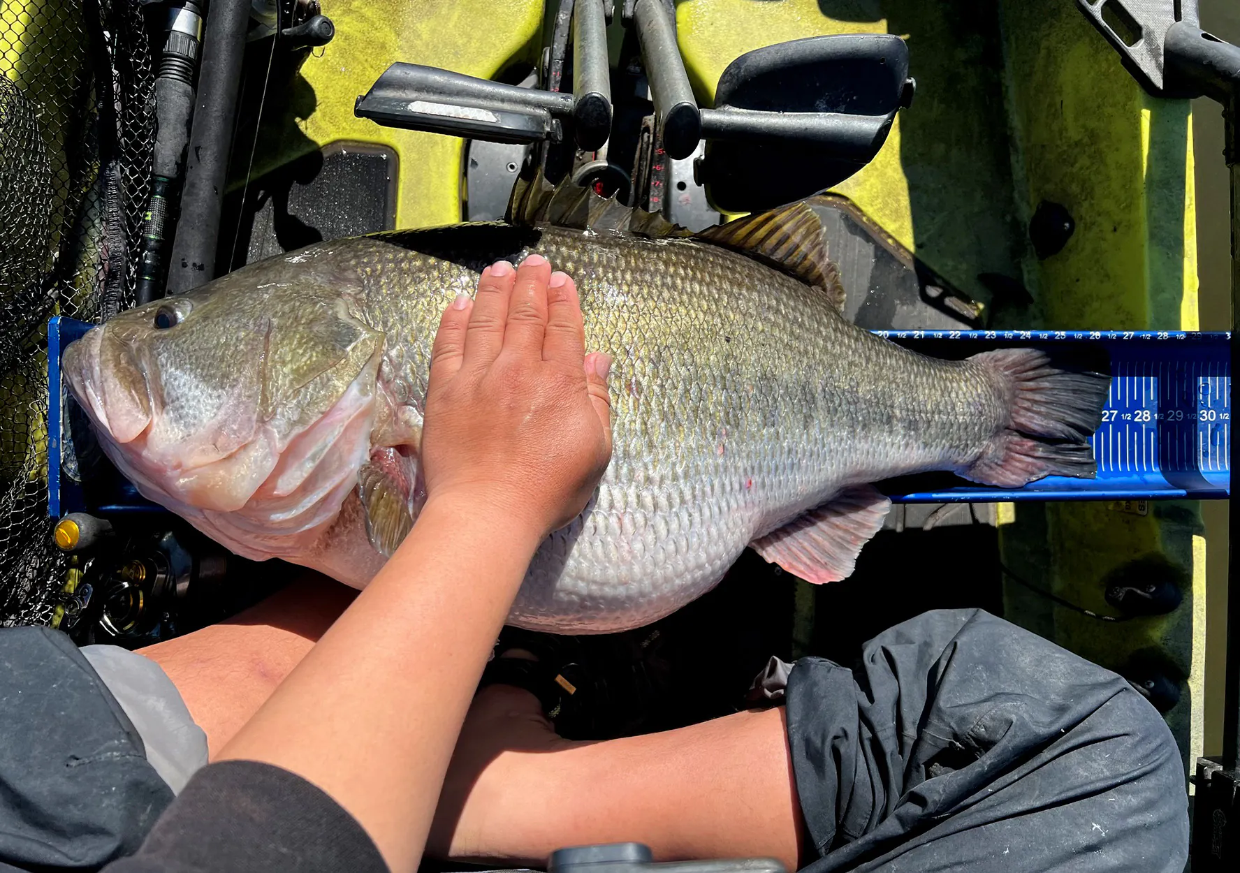 Un achigan géant à grande bouche dans un kayak.