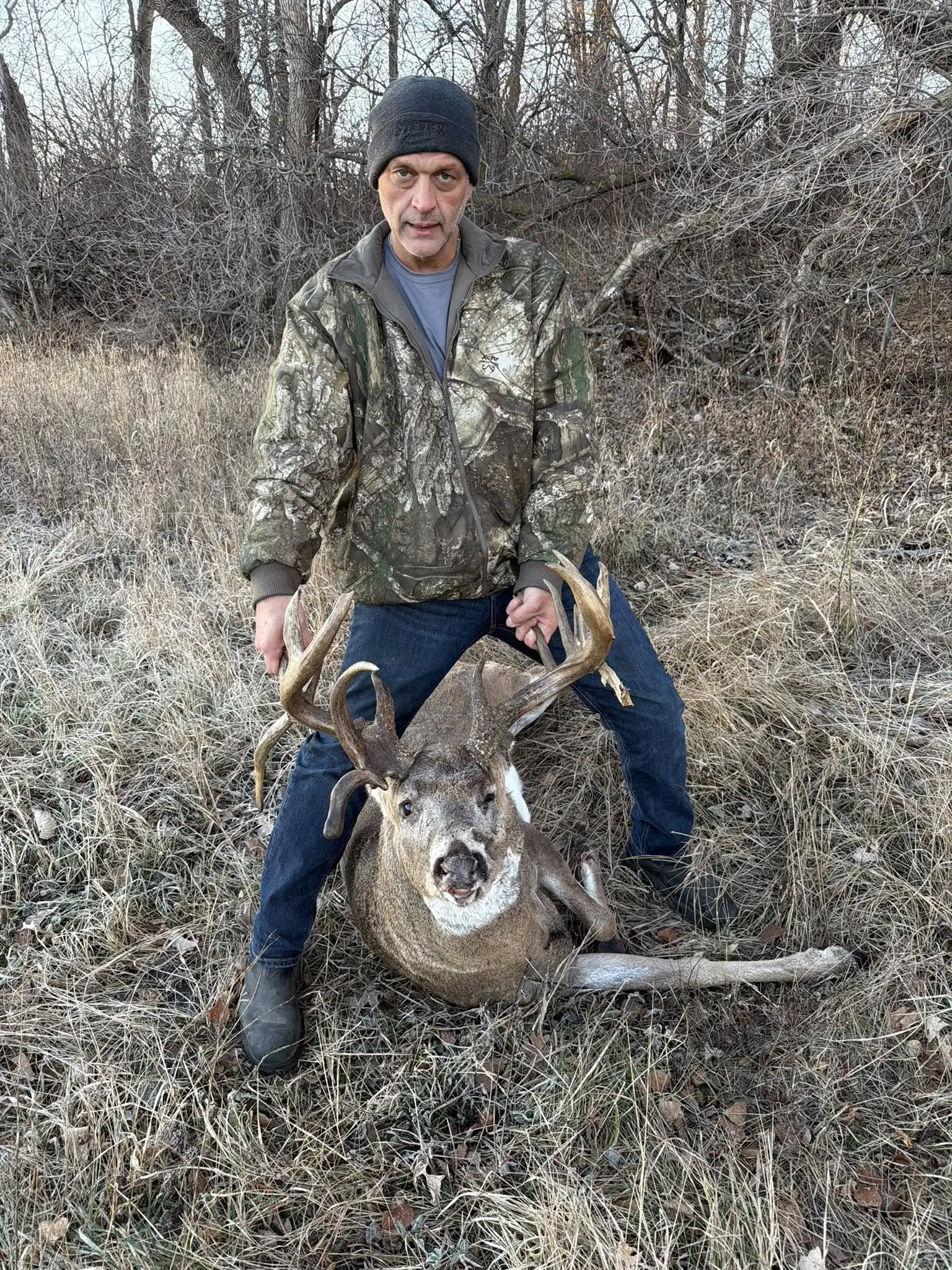 Dale Baer avec son gros dollar du Manitoba.