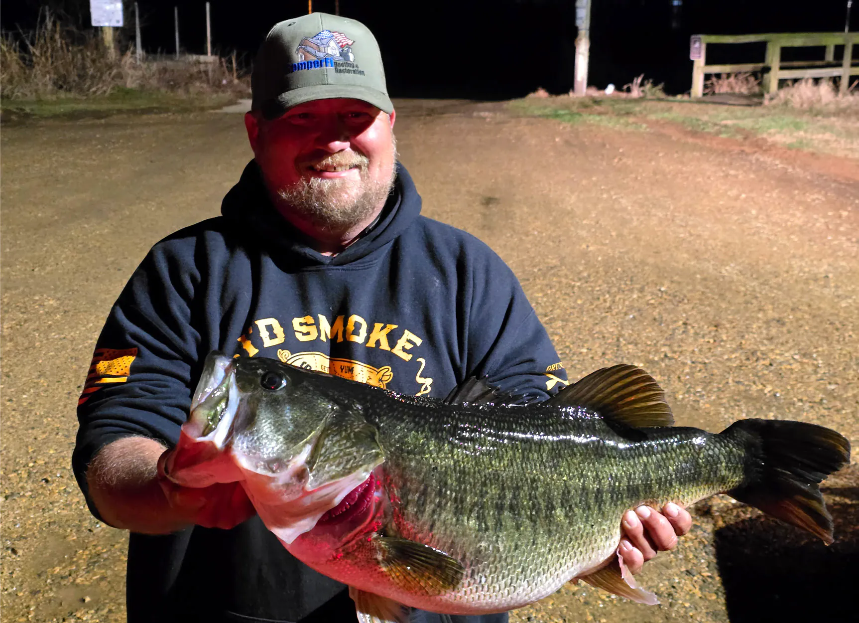 Un pêcheur de bar du Texas brandit une grande bouche.