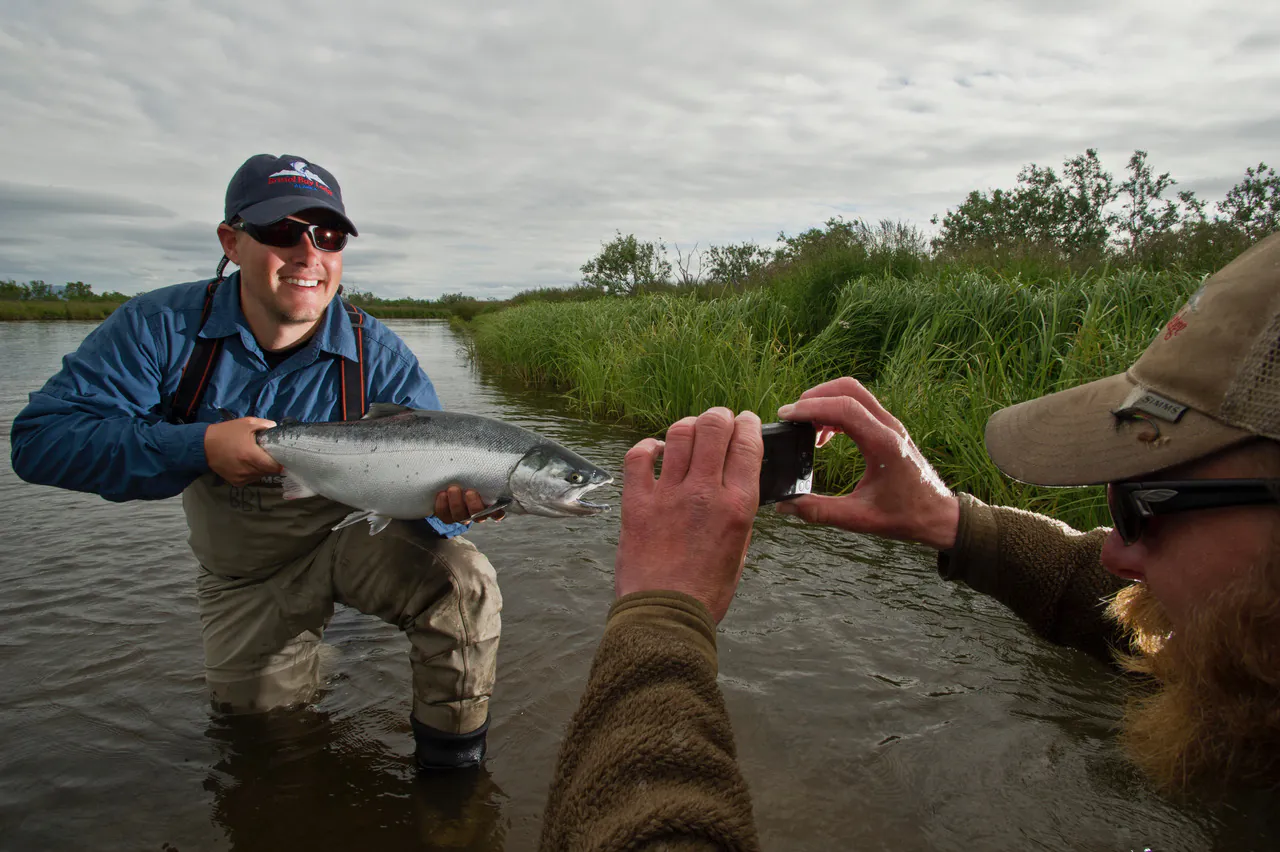 Une photo d'un gars tenant un poisson