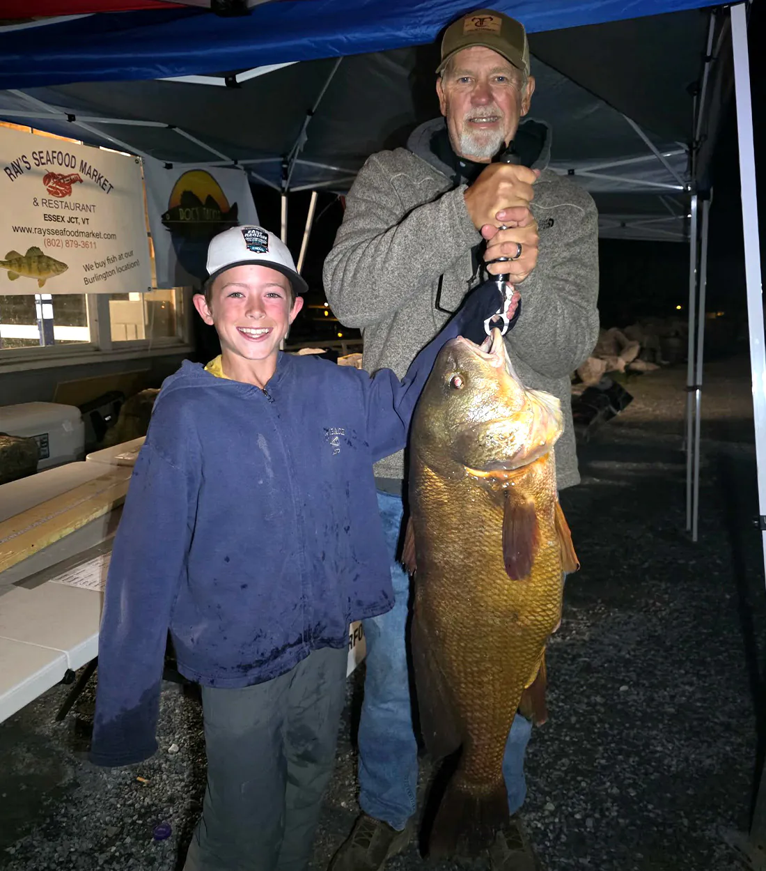 Un pêcheur de 10 ans avec un gros tambour.