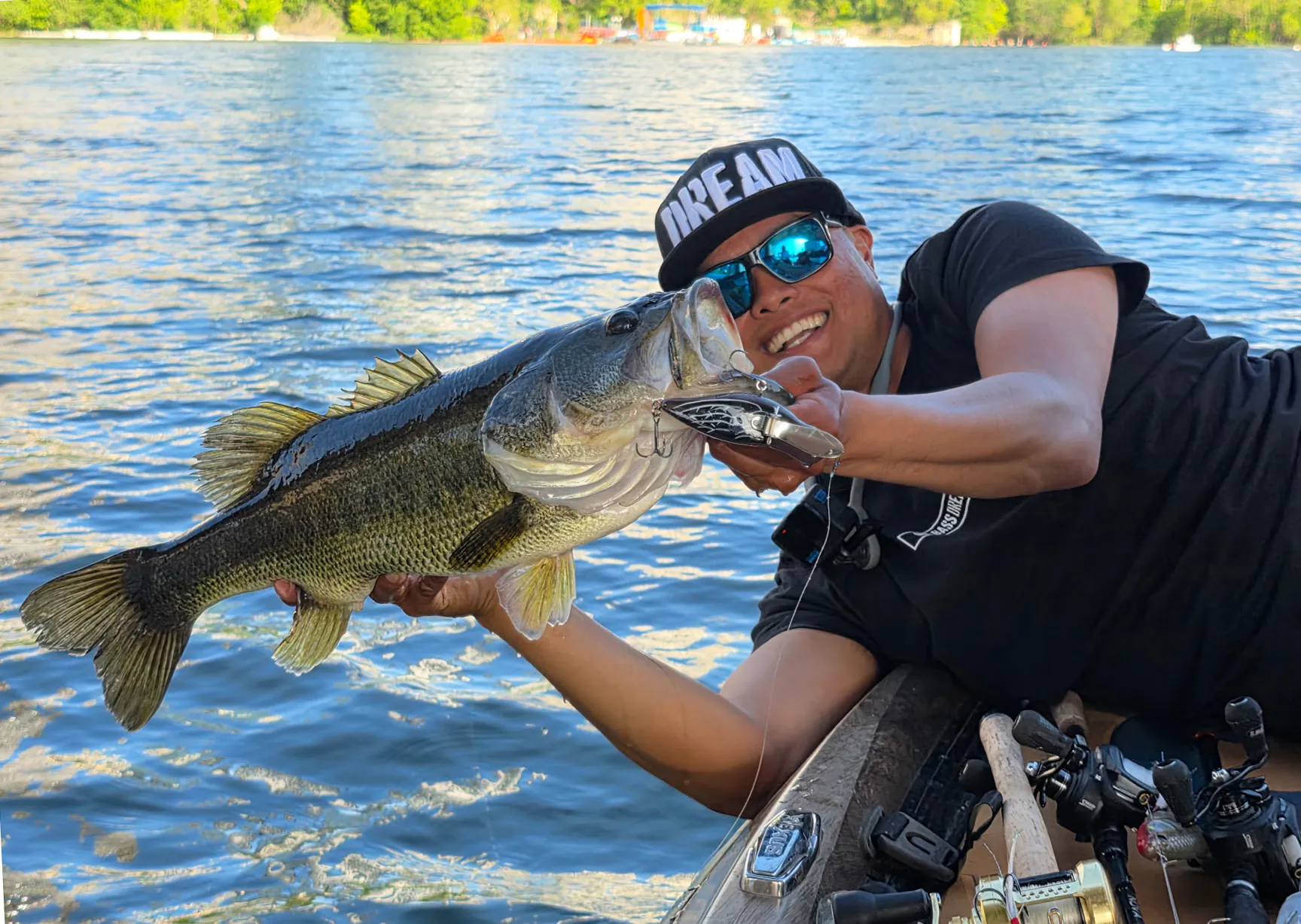 Oliver Ngy avec une basse géante.
