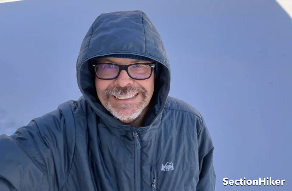 La capuche est grande et non réglable, alors assurez-vous de porter un chapeau de plus grand volume à l'intérieur.