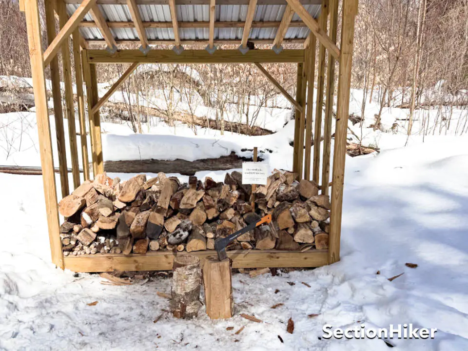 Il y a beaucoup de bois de chauffage pour le poêle à bois.