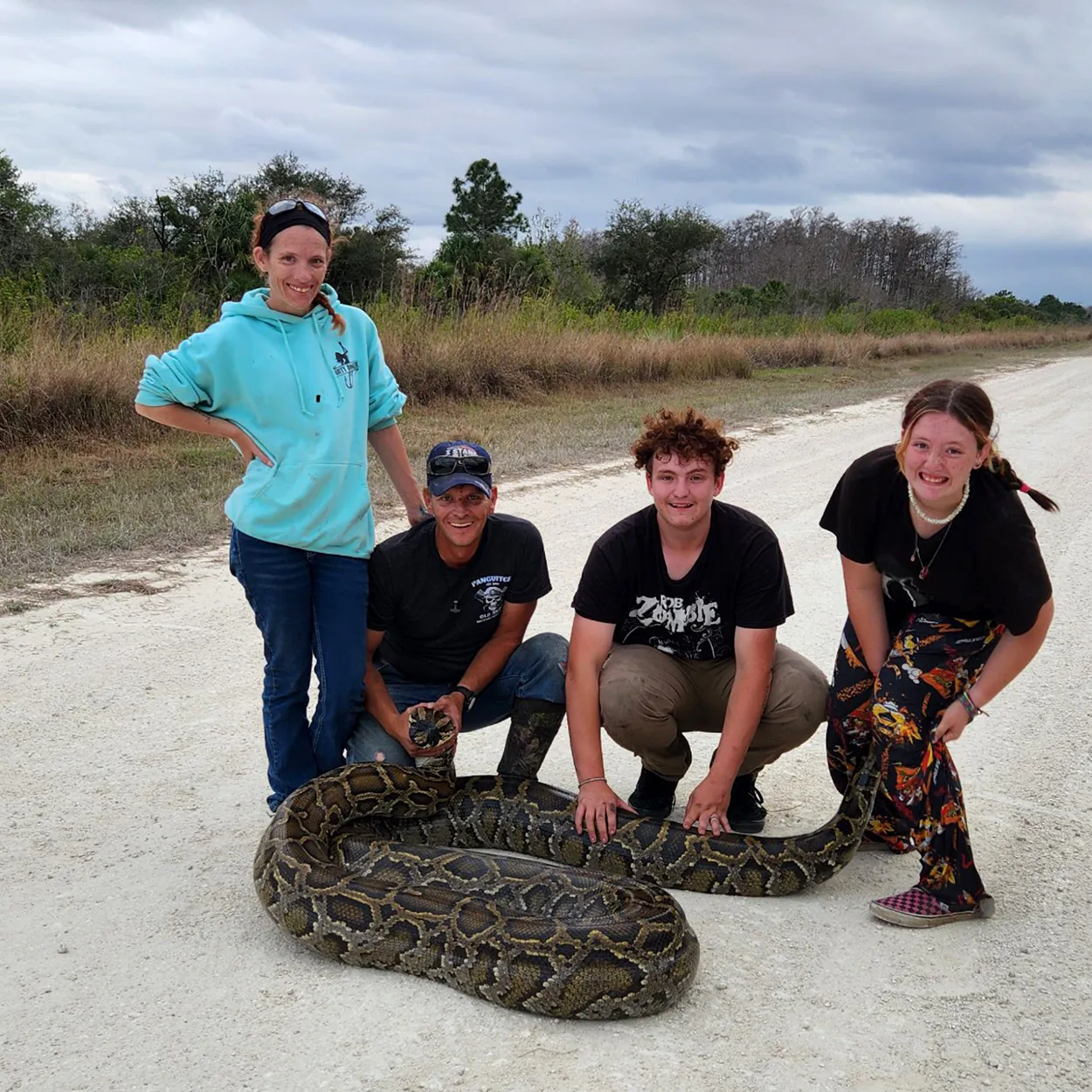 Une famille d'entrepreneurs en python avec un énorme serpent.